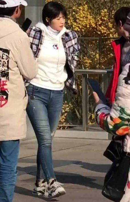蒋欣近照又胖成140斤?膀大腰圆太壮实,下巴都要胖没了