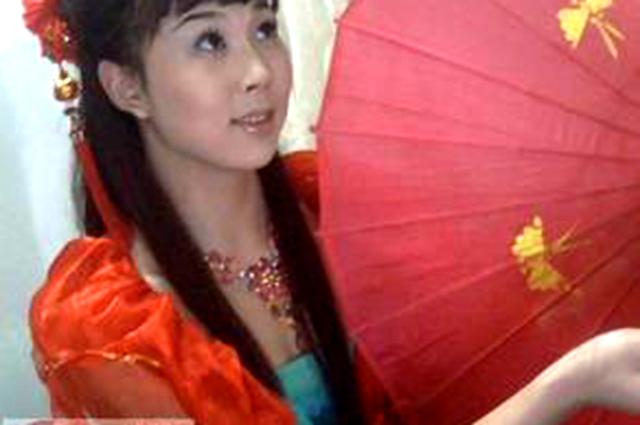 他反串扮相不输李玉刚，女装像胡静