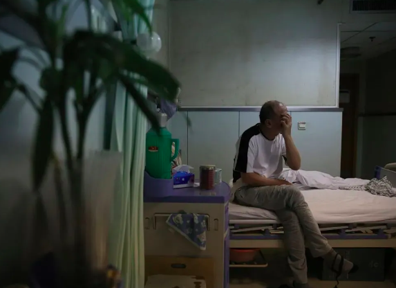 被U型锁砸头的李建利现状：蔡洋没赔一分钱，十年康复欠医院158万