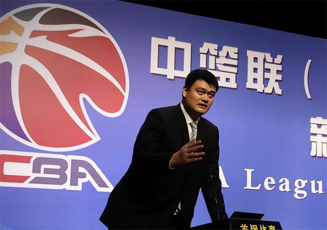 姚明与妻子叶莉近况:41岁叶莉韵味十足,12岁女儿身高到姚明胸口