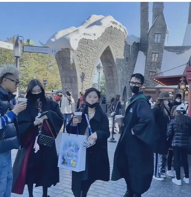 许魏洲太太张圣樱带着孩子现身医院，保姆全程陪同，疑是未婚先孕