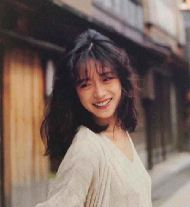 清冷美人中森明菜:替出轨的男友道歉,59岁没结婚,依然很漂亮