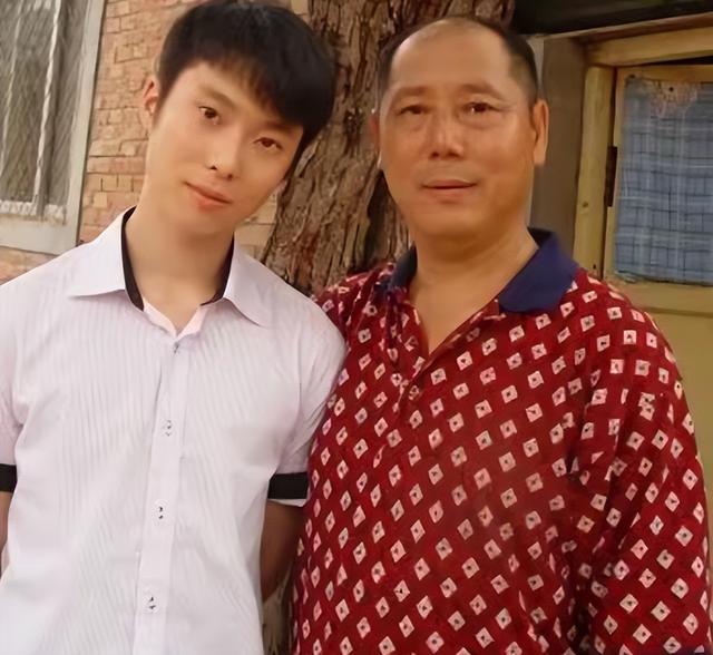 李成儒儿子李大海：沧桑的母亲，无情的父亲，如今40岁不敢结婚