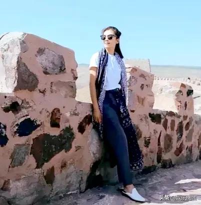 刘涛去爬长城穿得好时髦！白T恤+牛仔裤+丝巾，再戴帽子气质绝了