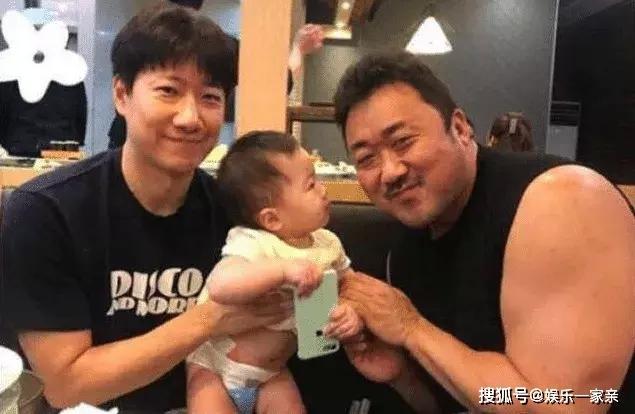 曾火遍全网的“体育老师”,被49岁肌肉大叔虏获,网友:现实版美女与野兽