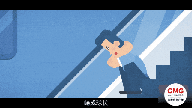 揪心!2岁男童在逆行扶梯口摔倒,手指被夹断,多方回应→