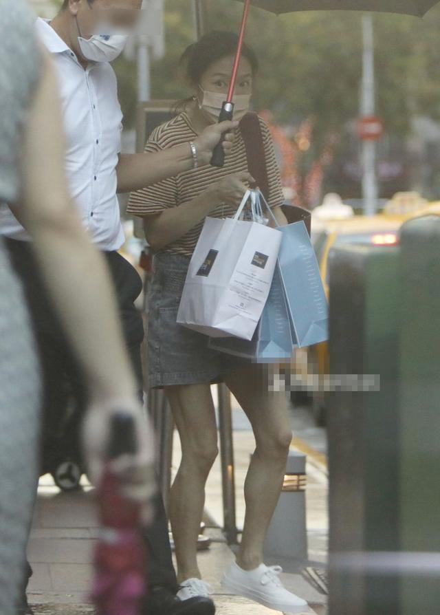 庾澄庆二婚妻子张嘉欣难得露面,司机接送出门,阔太派头十足