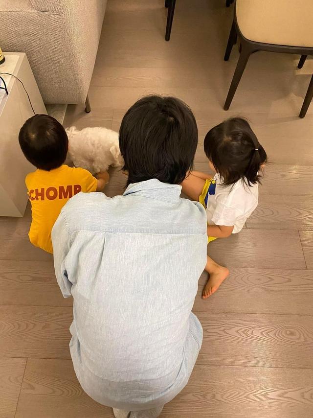 庾澄庆二婚妻子张嘉欣难得露面,司机接送出门,阔太派头十足
