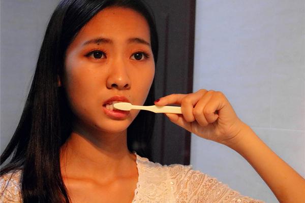 刷牙“好习惯”让她坏了22颗牙!伤牙的4个行为,或许你每天都做