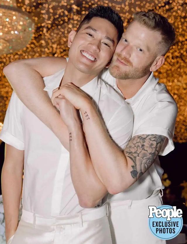 美国男歌手与亚裔男友结婚,举办了同性婚礼!