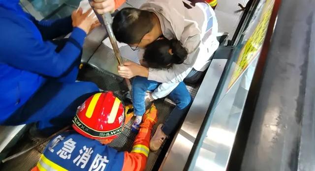揪心!2岁男童在逆行扶梯口摔倒,手指被夹断,多方回应→