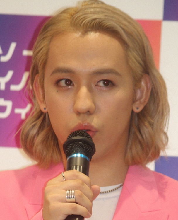 日本艺人比嘉龙二自杀,一天前才陪5岁儿子庆生,因想做女人被骂