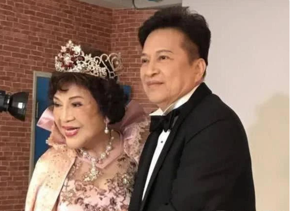 83岁金牌制作人与小10岁丈夫拥吻!男方曾出轨妻子67岁闺蜜
