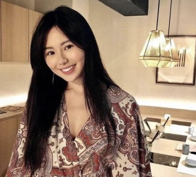 离开阿娇的赖弘国发福油腻，喝酒满脸通红，三婚空姐太太挺7月孕肚不输女明星