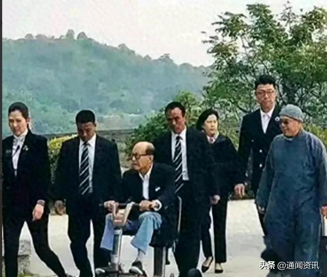 96岁李嘉诚千亿身价也带不走,最终还是油尽灯枯,留下一个传奇
