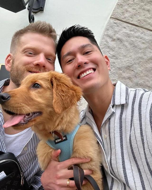 美国男歌手与亚裔男友结婚,举办了同性婚礼!