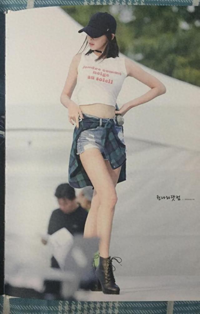 南韩女神权娜拉:火辣身材配上性感大长腿,这谁受的了。
