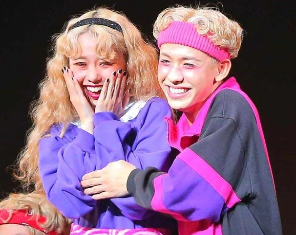 日本艺人比嘉龙二自杀,一天前才陪5岁儿子庆生,因想做女人被骂