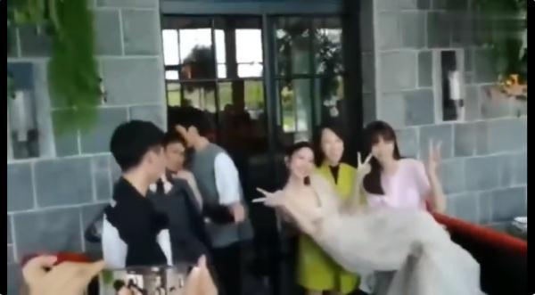 张若昀唐艺昕抢亲现场,伴郎伴娘将新人抱起,新郎新娘笑开花