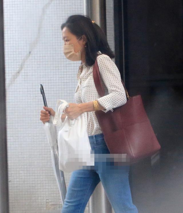 庾澄庆二婚妻子张嘉欣难得露面,司机接送出门,阔太派头十足