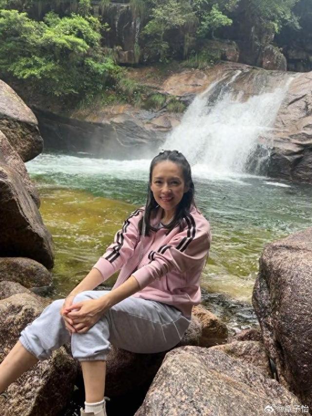 时隔25年,章子怡重返《卧虎藏龙》取景地,当年曾身挂25公斤铅块下水