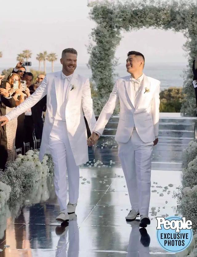 美国男歌手与亚裔男友结婚,举办了同性婚礼!
