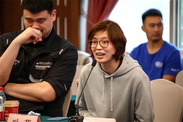 姚明与妻子叶莉近况:41岁叶莉韵味十足,12岁女儿身高到姚明胸口