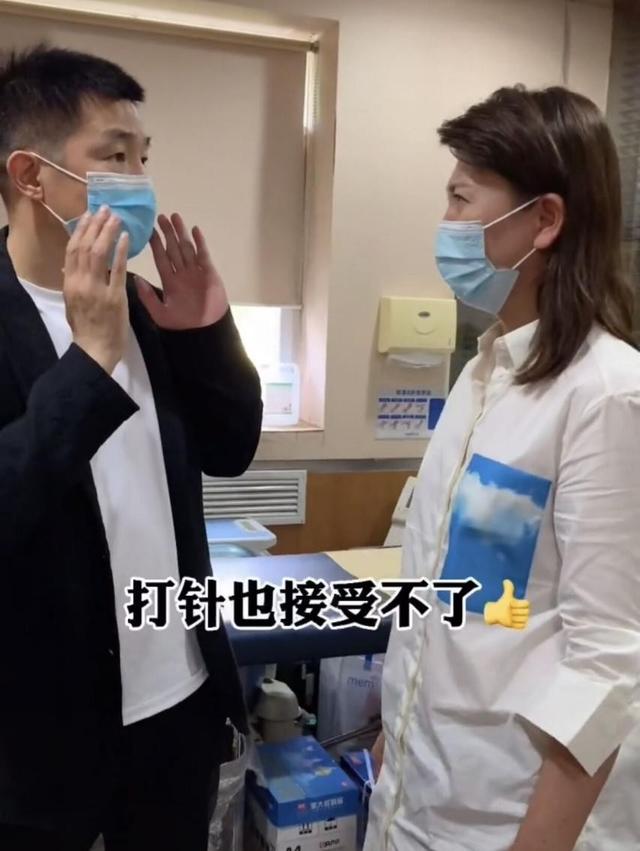 49岁闫学晶现身医院,被建议做医美却坚决拒绝,连打针都不接受