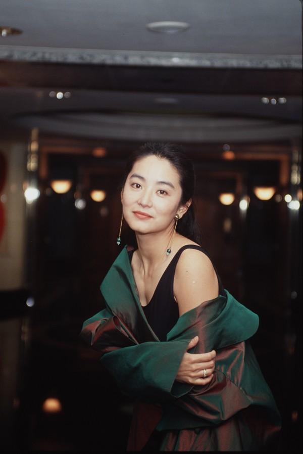 66岁林青霞曾患白内障,拍新龙门客栈伤到右眼,网友:心疼女神