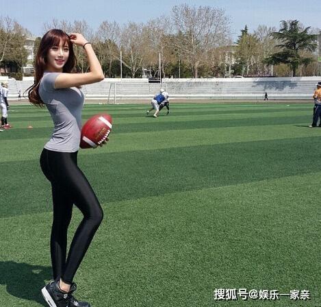 曾火遍全网的“体育老师”,被49岁肌肉大叔虏获,网友:现实版美女与野兽