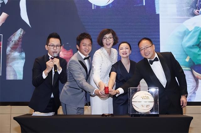 姚明与妻子叶莉近况:41岁叶莉韵味十足,12岁女儿身高到姚明胸口