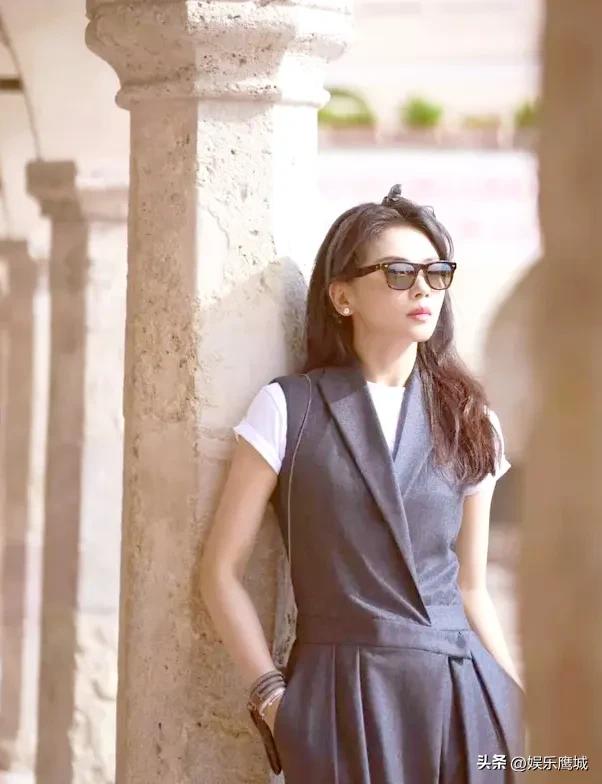 刘涛去爬长城穿得好时髦！白T恤+牛仔裤+丝巾，再戴帽子气质绝了