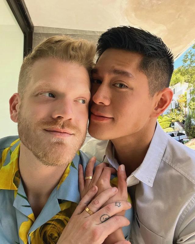 美国男歌手与亚裔男友结婚,举办了同性婚礼!
