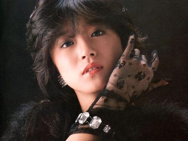 清冷美人中森明菜:替出轨的男友道歉,59岁没结婚,依然很漂亮
