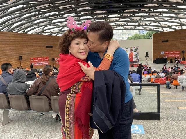 83岁金牌制作人与小10岁丈夫拥吻!男方曾出轨妻子67岁闺蜜