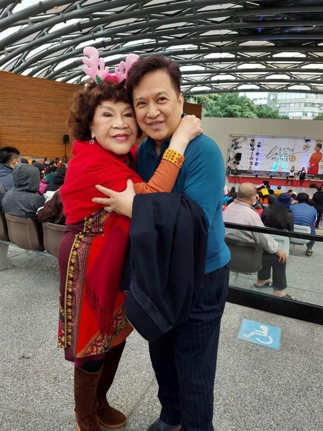 83岁金牌制作人与小10岁丈夫拥吻!男方曾出轨妻子67岁闺蜜