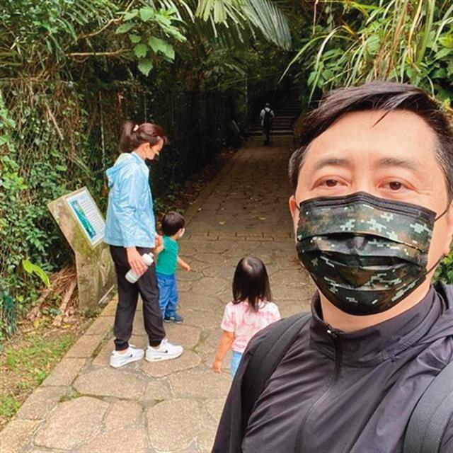 庾澄庆二婚妻子张嘉欣难得露面,司机接送出门,阔太派头十足