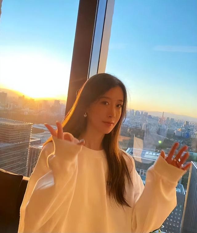 许魏洲太太张圣樱带着孩子现身医院，保姆全程陪同，疑是未婚先孕