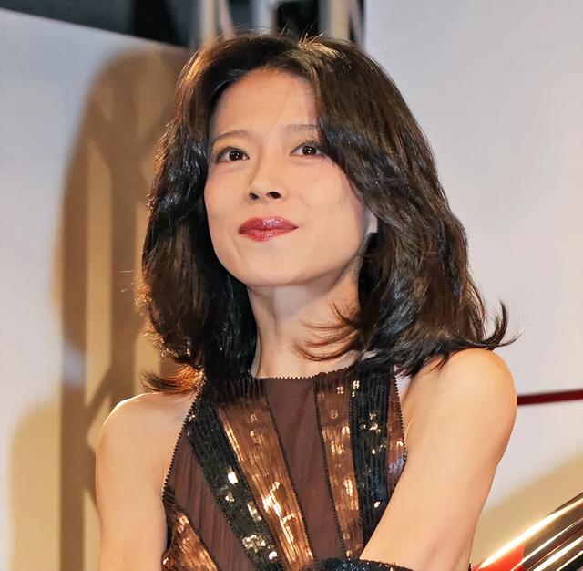 清冷美人中森明菜:替出轨的男友道歉,59岁没结婚,依然很漂亮