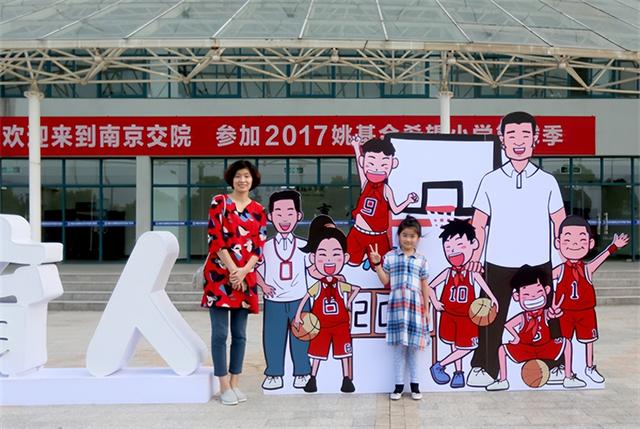 姚明与妻子叶莉近况:41岁叶莉韵味十足,12岁女儿身高到姚明胸口