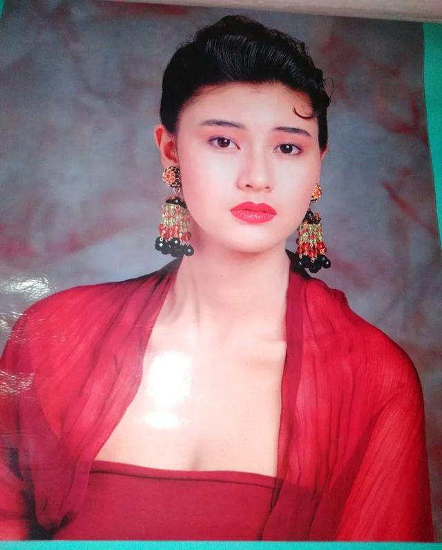 80年代港台女明星挂历，翁美玲让人可惜，张曼玉钟楚红倾国倾城