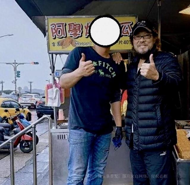 费玉清71岁哥哥被偶遇,张菲胡子拉碴似路人,穿着邋遢不注意形象