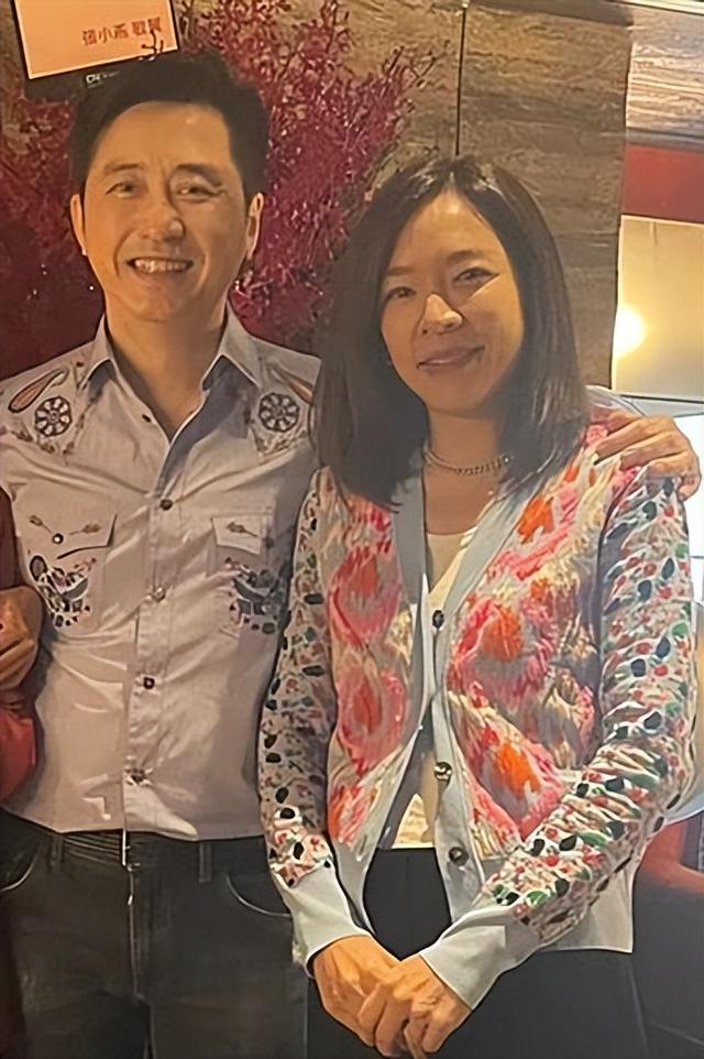 庾澄庆二婚妻子张嘉欣难得露面,司机接送出门,阔太派头十足