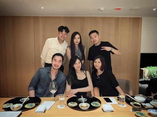 离开阿娇的赖弘国发福油腻，喝酒满脸通红，三婚空姐太太挺7月孕肚不输女明星