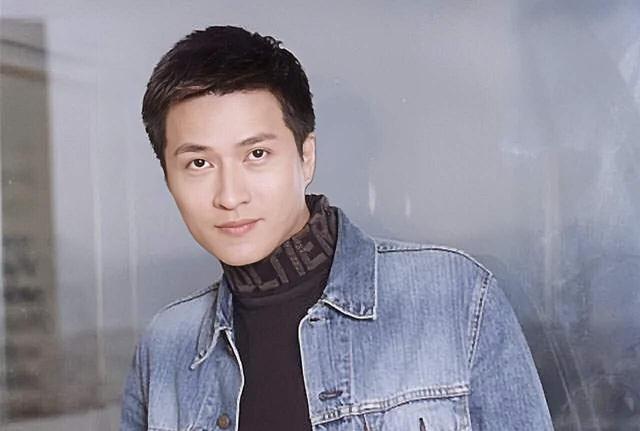 公开新恋情!香港男星林韦辰牵手东北女友秀恩爱,单身长达7年
