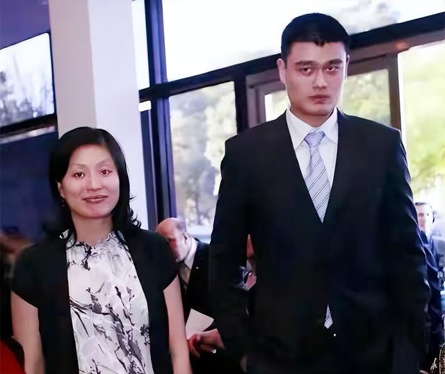 姚明与妻子叶莉近况:41岁叶莉韵味十足,12岁女儿身高到姚明胸口