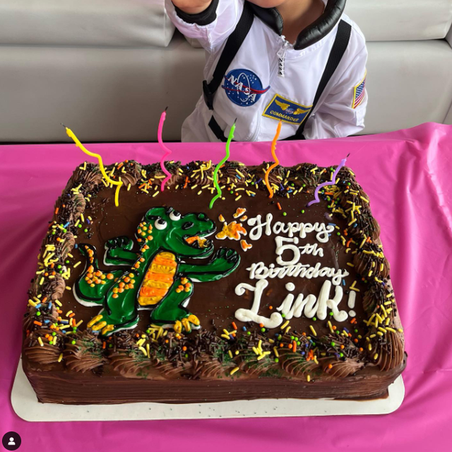 日本艺人比嘉龙二自杀,一天前才陪5岁儿子庆生,因想做女人被骂