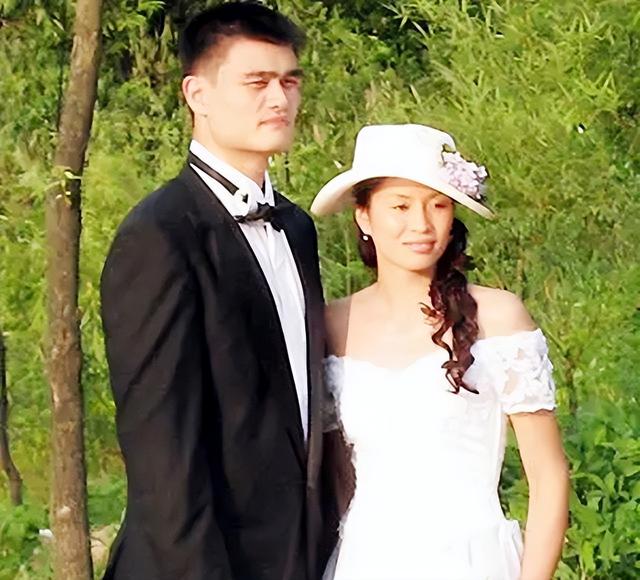 姚明与妻子叶莉近况:41岁叶莉韵味十足,12岁女儿身高到姚明胸口