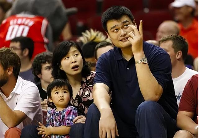 姚明与妻子叶莉近况:41岁叶莉韵味十足,12岁女儿身高到姚明胸口