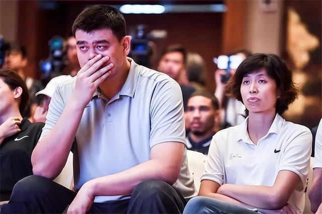 姚明与妻子叶莉近况:41岁叶莉韵味十足,12岁女儿身高到姚明胸口